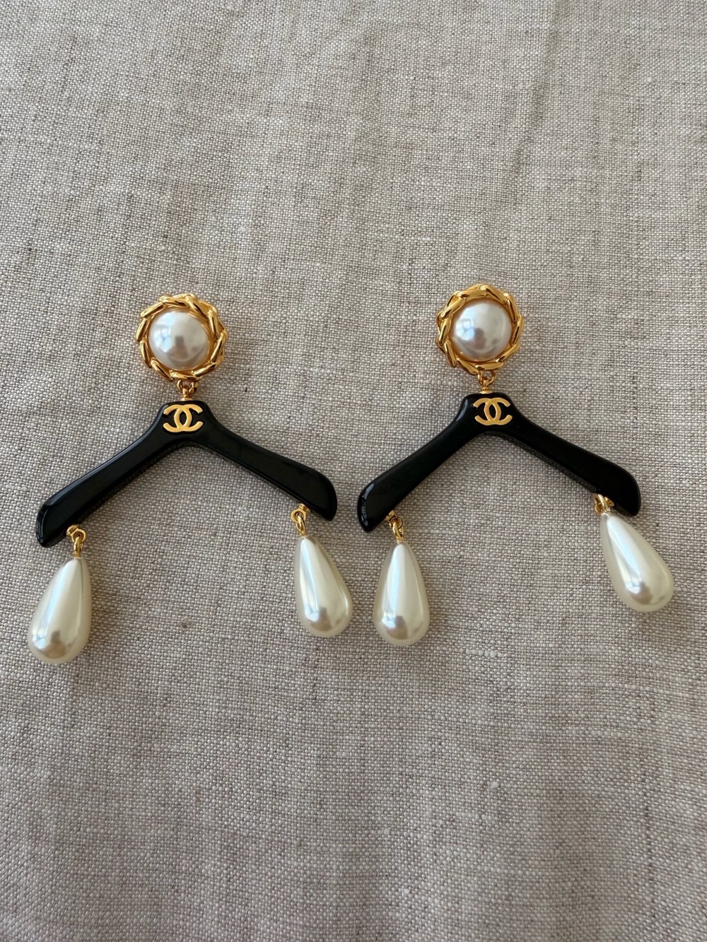 🖤Vintage CHANEL Black and White Pearl Drop Earrings✨ - Picture 5 of 11